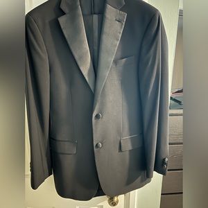Men’s Tux from Men’s warehouse. Never worn! 38 long/ 32 waist.